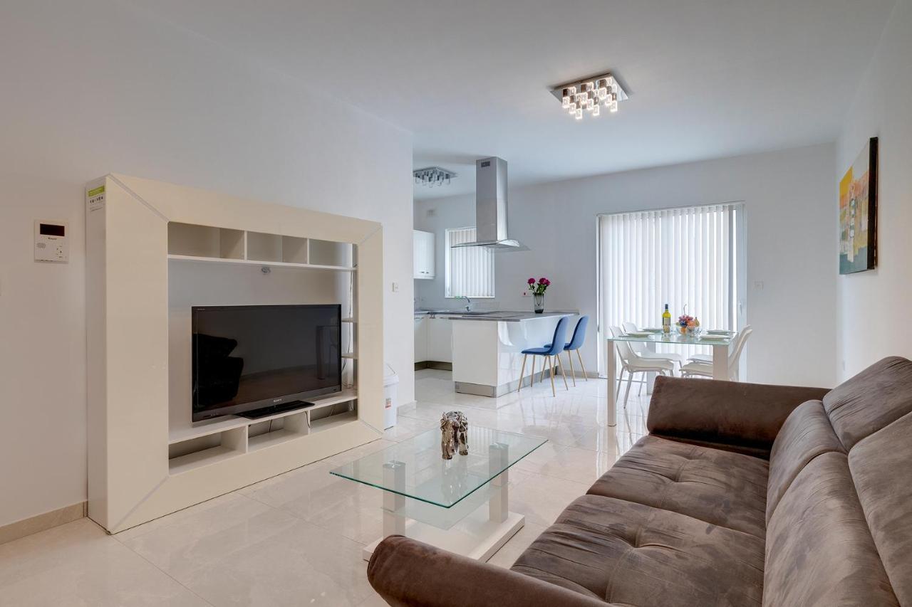 Spacious Apartment Steps To The Promenade Sliema Exteriér fotografie