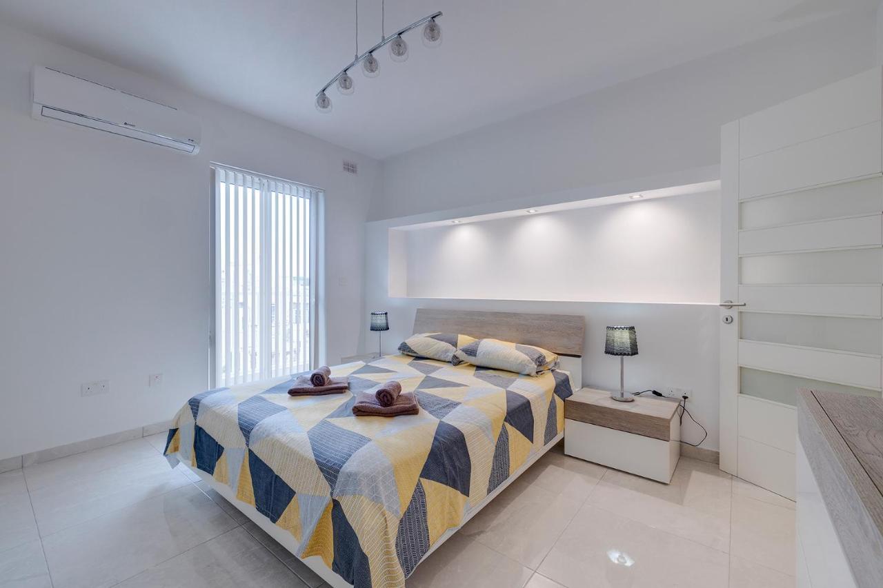 Spacious Apartment Steps To The Promenade Sliema Exteriér fotografie