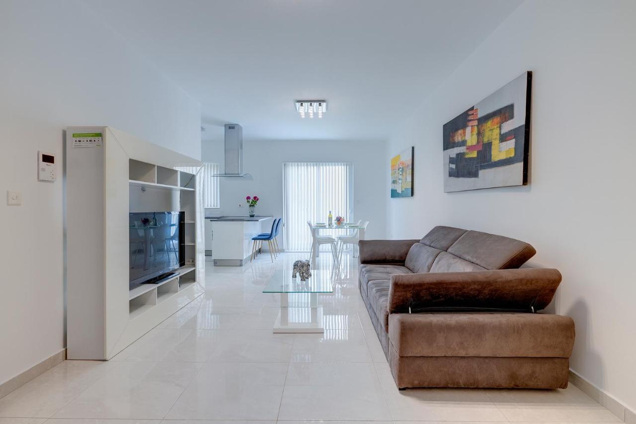 Spacious Apartment Steps To The Promenade Sliema Exteriér fotografie